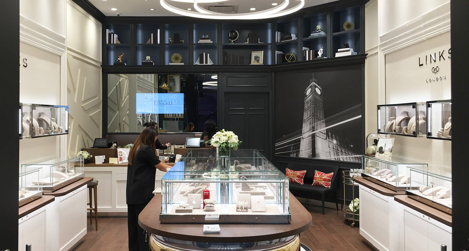 Links of London Store with People