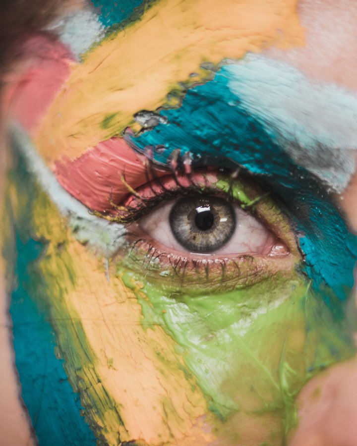 colored eye